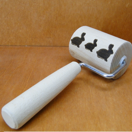 Graviruotas medinis volelis "Kiškiai", 7,5 cm