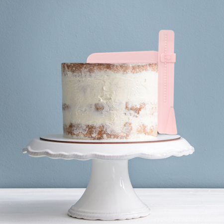 Įrankis torto paviršiui išlyginti - skreperis