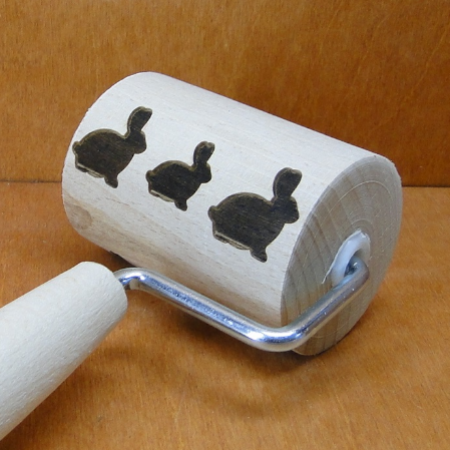 Graviruotas medinis volelis "Kiškiai", 7,5 cm